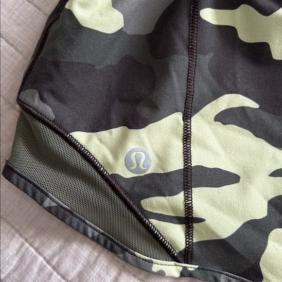 Lululemon hotty hot neon army green, gray camo, running lined shorts women’s 4 - Picture 8 of 13